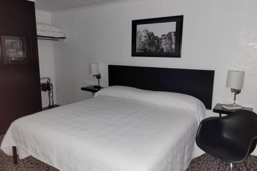 king_sized_bed_in_1_king_room