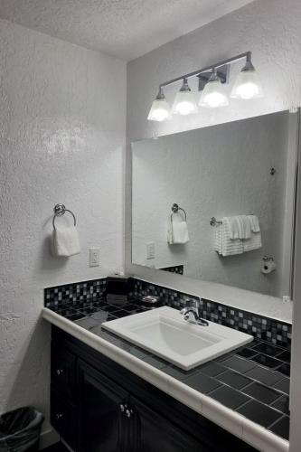 king_suite_bathroom_counter