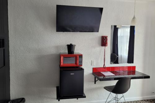 microwave_and_mini_fridge_in_1_king_room