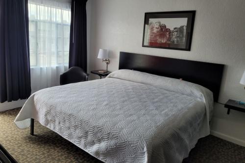 queen_sized_bed_in_1_queen_room